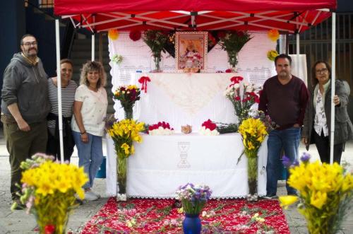 Veïnes i veïns a l'altar de la Verge de la Fuensanta a Can Deu